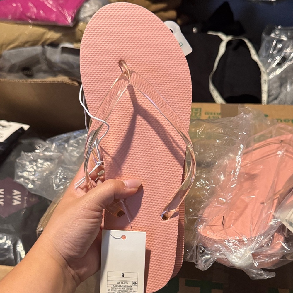 2 pairs of Shade and Shore Pink Flip Flops size 9 - Picture 3 of 3